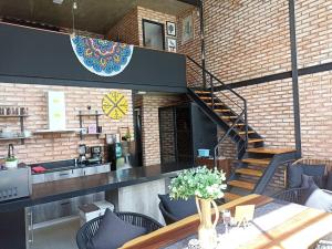 Un comedor con una escalera y una mesa. en House with a private heated pool, en Atlacholoaya