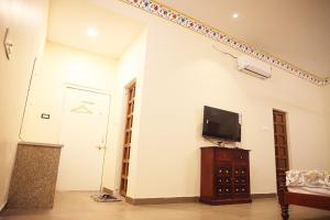 Телевизор и/или развлекательный центр в Hotel Kumbha Heights Fort Chittorgarh +10 фотографий
