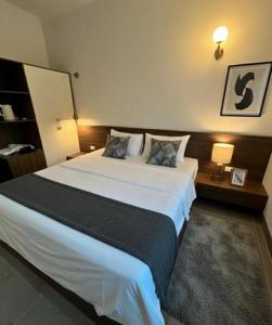 Postel nebo postele na pokoji v ubytování Tea hotel by Chiến Hảo