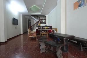 a living room with a piano and a table and chairs at Nhà nghỉ Ngọc Ánh in Dồng Văn