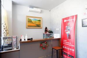 Fotografie z fotogalerie ubytování RedDoorz Plus at Hawai Inn Near Mall of Panakukang v destinaci Makasar