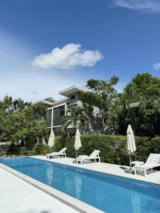 Hồ bơi trong/gần The Rinya Hotel Koh Phangan