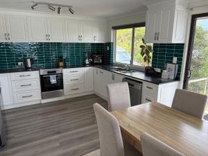 Kuchyň nebo kuchyňský kout v ubytování Torndirrup Seascape Awaits