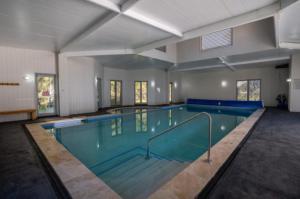 Bazén v ubytování Stay and Float in Basin Bliss nebo v jeho okolí