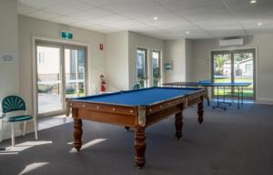 Herní místnost v ubytování Stay and Float in Basin Bliss