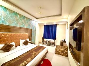 Μια τηλεόραση ή/και κέντρο ψυχαγωγίας στο Hotel Premium Suites Near Delhi Airport