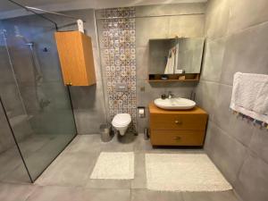een badkamer met douche, wastafel en toilet bij forest villa, 6 minutes from the airport in Taşoluk +28 foto's