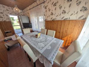 ein Esszimmer mit Tisch und Stühlen in der Unterkunft Apartment in Zamardi - Balaton 20318 in Zamárdi