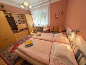 ein Schlafzimmer mit einem großen Bett mit zwei Büchern darauf in der Unterkunft Apartment in Zamardi - Balaton 20318 in Zamárdi