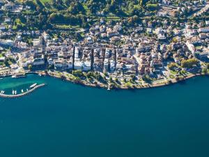 eine Luftansicht einer Stadt neben dem Wasser in der Unterkunft Appartement moderne près des thermes avec balcon et animaux admis - FR-1-498-68 in Évian-les-Bains