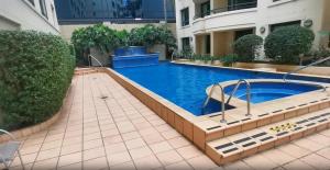 KozyGuru | Parramatta Studio Steps to Shops, Cafés في سيدني: حمام سباحة في وسط المبنى