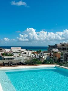 une piscine avec vue sur l'océan dans l'établissement Zuhause Apartments 5th AV, à Playa del Carmen