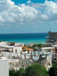une vue sur l'océan depuis un immeuble dans l'établissement Zuhause Apartments 5th AV, à Playa del Carmen