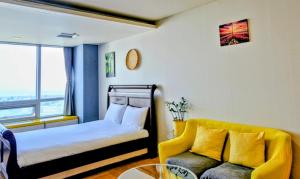 仁川市Cozy - Sunny Studio的配有床和沙发的酒店房间