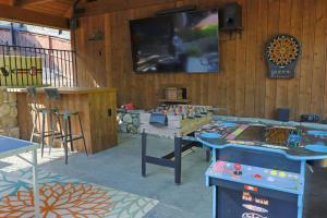 صورة لـ Pool • Hot Tub • Movie Theater • Games • 3 Decks في Foresthill