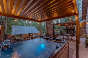 صورة لـ Pool • Hot Tub • Movie Theater • Games • 3 Decks في Foresthill
