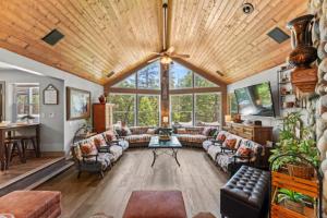 صورة لـ Pool • Hot Tub • Movie Theater • Games • 3 Decks في Foresthill