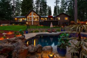 صورة لـ Pool • Hot Tub • Movie Theater • Games • 3 Decks في Foresthill