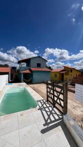 una piscina davanti a una casa di Casa Azul do Capão a Palmeiras