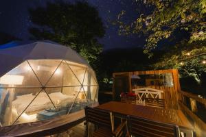ein Schlafzimmer in einem Kuppelzelt in der Nacht in der Unterkunft SPRINGS VILLAGE Ashigara Tanzawa Onsen Resort & Gl - Vacation STAY 51636v in Hata
