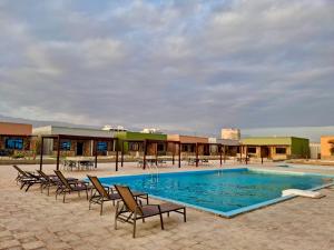 Bazén v ubytování Roushan Resort nebo v jeho okolí