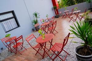 un grupo de mesas y sillas rojas en un patio en Brothers Inn Solo Baru, en Temulus