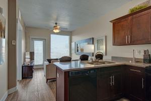 Una cocina y una sala de estar con ventilador de techo. en Spacious 2-Bedroom Urban Oasis, en Salt Lake City