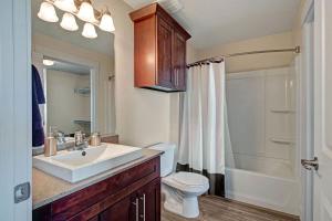 Un baño con lavabo, inodoro y ducha. en Spacious 2-Bedroom Urban Oasis, en Salt Lake City 24 fotos más