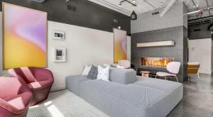 Χώρος καθιστικού στο Luxury Central City Escape