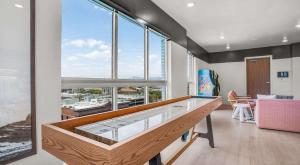 ein Zimmer mit einem Tisch mit Blick auf einen Yachthafen in der Unterkunft Luxury Central City Escape in Salt Lake City