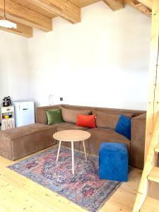 ディリジャンにある2 Floor Inn in Dilijanのリビングルーム(茶色のソファ、テーブル付)