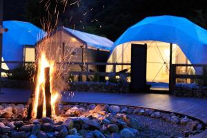 eine Feuerstelle vor einer Jurte bei Nacht in der Unterkunft SPRINGS VILLAGE Ashigara Tanzawa Onsen Resort & Gl - Vacation STAY 41911v in Hata