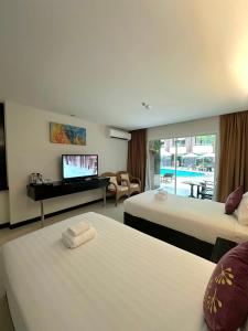Giường trong phòng chung tại Baron Beach Hotel +42 ảnh