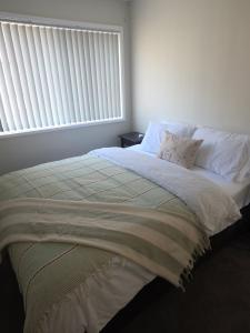 Ένα ή περισσότερα κρεβάτια σε δωμάτιο στο Modern Crestwood Retreat - 2BR Near Canberra City