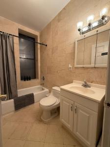 Un baño con inodoro, lavabo y bañera. en Delux Room by Times Square, en Nueva York