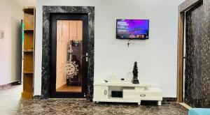 Televiisor ja/või meelelahutuskeskus majutusasutuses The Arambh Villa, Spacious 4BHK Retreat in Noida