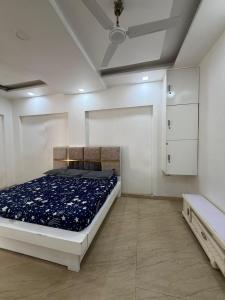 Voodi või voodid majutusasutuse The Arambh Villa, Spacious 4BHK Retreat in Noida toas