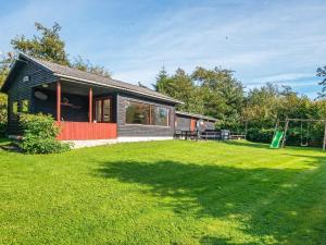 een huis met een grote tuin ervoor bij 6 person holiday home in Sydals-By Traum in Østerby +37 foto's
