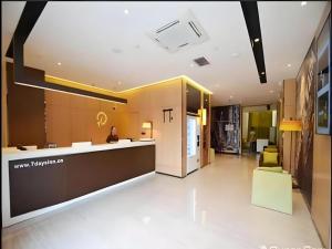 een lobby van een kantoorgebouw met een receptie bij IU Hotel Zhengzhou Xinzheng Sias International University Branch in Xinzhengzhan