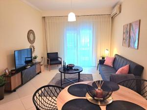 Μια τηλεόραση ή/και κέντρο ψυχαγωγίας στο Cozy City Center Apartment