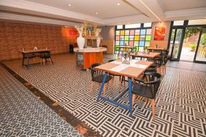 een restaurant met tafels en stoelen in een kamer bij Hotel Vivek in Coonoor