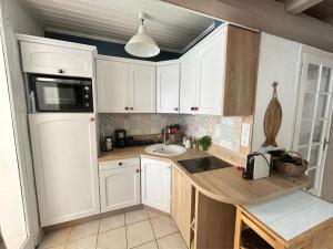 Η κουζίνα ή μικρή κουζίνα στο Charmante maison 7 couchages à 300m de la plage, parking et animaux admis - FR-1-777-45