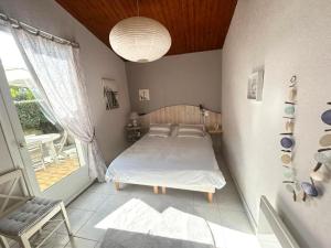 Ένα ή περισσότερα κρεβάτια σε δωμάτιο στο Charmante maison 7 couchages à 300m de la plage, parking et animaux admis - FR-1-777-45