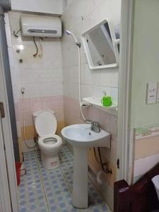 a small bathroom with a toilet and a sink at Quang Linh Motel Thanh Hóa in Thanh Hóa