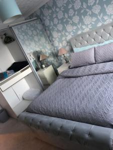 Un dormitorio con una cama y un sofá. en Quaint and Peaceful - Calne, en Calne