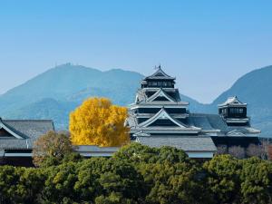 un edificio con dos torres en lo alto de árboles en Kumamoto Hotel Castle, en Kumamoto