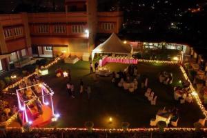 een bovenaanzicht van een buitenevenement 's nachts bij Hotel Vivek in Coonoor