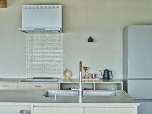 una cocina con fregadero y refrigerador en 青々 -aoao-, en Taisya 17 fotos más