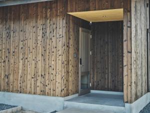 una habitación con paneles de madera en la pared en 青々 -aoao-, en Taisya