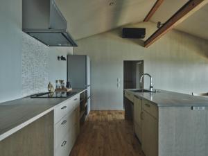 Una cocina grande con fregadero y encimera. en 青々 -aoao-, en Taisya